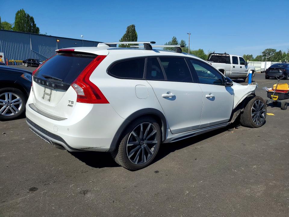 Photo 3 from auction – 2017 VOLVO V60 CROSS COUNTRY with VIN YV440MWKXH1040543