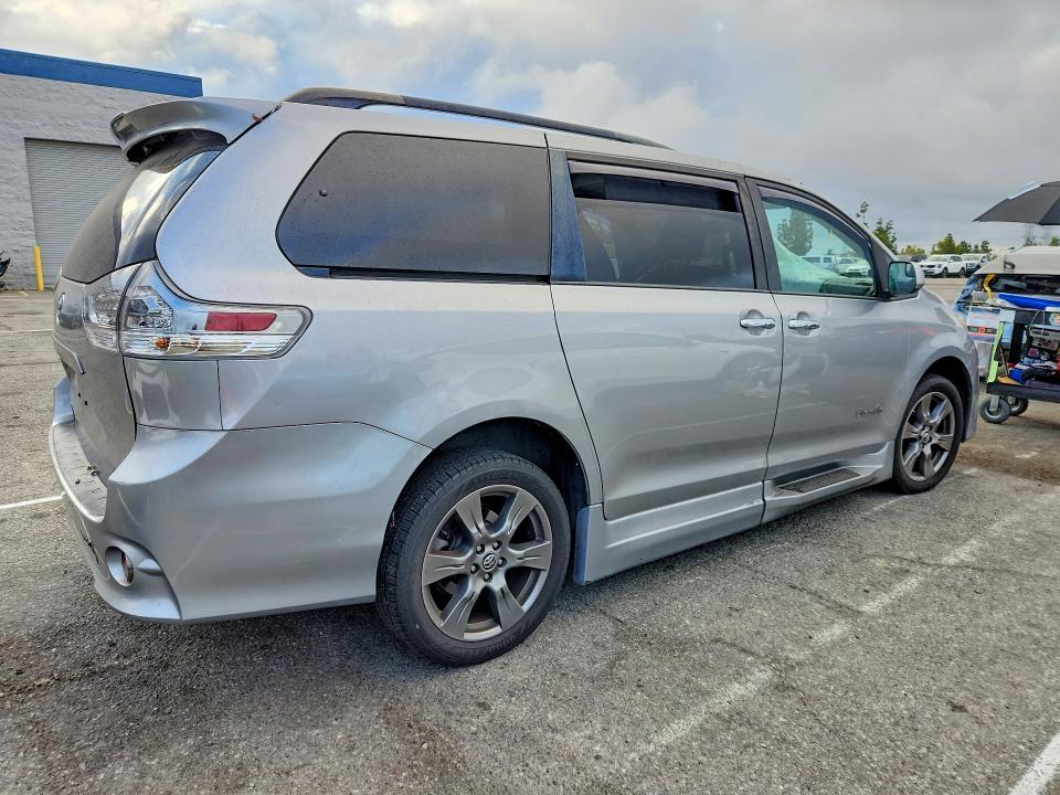 Photo 3 from auction – 2018 TOYOTA SIENNA with VIN 5TDXZ3DC7JS964779