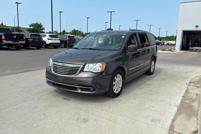 Photo 2 from auction – 2016 CHRYSLER TOWN & COU with VIN 2C4RC1BG0GR296376