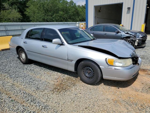 Photo 4 from auction – 2002 LINCOLN TOWN CAR E with VIN 1LNHM81W32Y639692