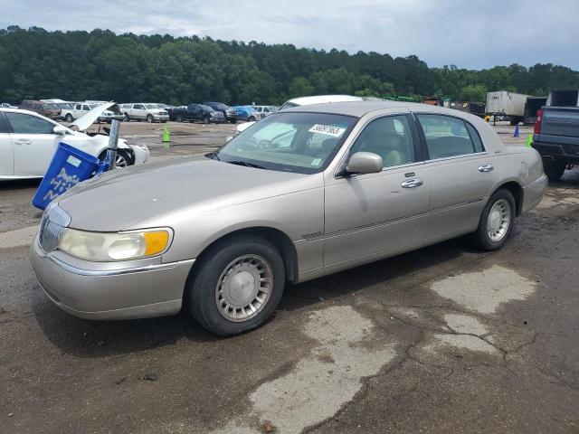 LINCOLN TOWN CAR 2000 with VIN 1LNHM81W3YY766581 - Photo from auction