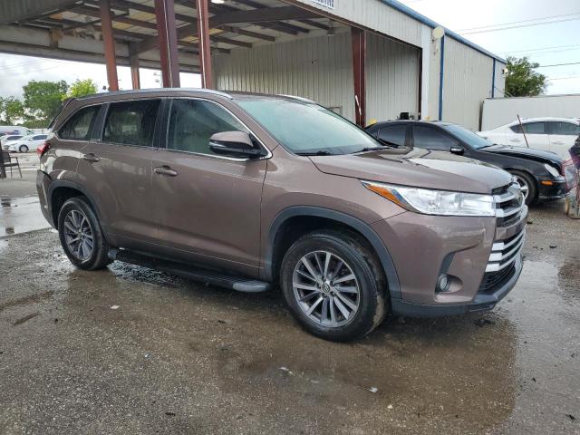 Photo 4 from auction – 2017 TOYOTA HIGHLANDER with VIN 5TDKZRFH6HS199712