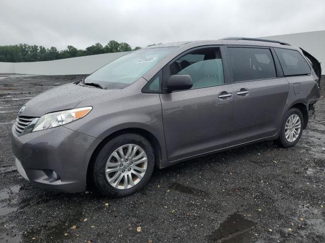 TOYOTA SIENNA XLE 2017 with VIN 5TDYZ3DC8HS852880 - Photo from auction