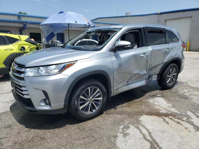 TOYOTA HIGHLANDER 2017 with VIN 5TDKZRFH9HS517726 - Photo from auction