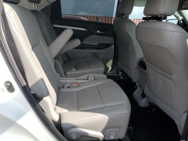 Photo 11 from auction – 2018 TOYOTA HIGHLANDER with VIN 5TDKZRFH6JS272650