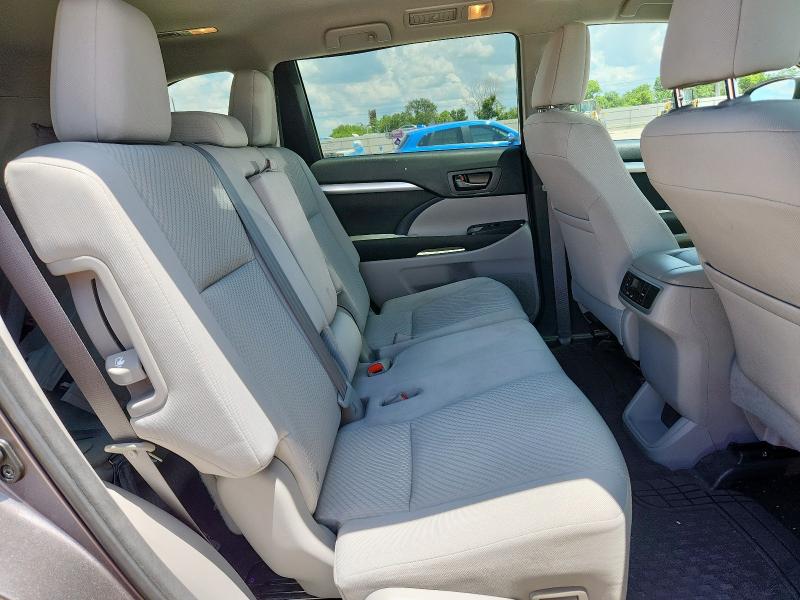 Photo 11 from auction – 2016 TOYOTA HIGHLANDER with VIN 5TDBKRFH3GS245029