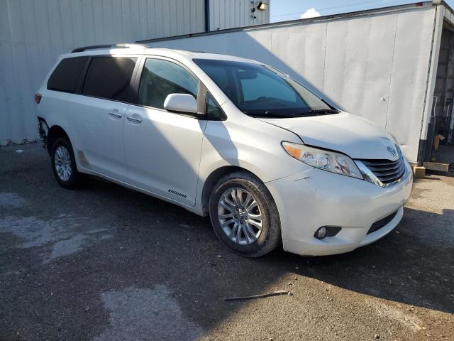 Photo 4 from auction – 2015 TOYOTA SIENNA XLE with VIN 5TDYK3DC0FS679812