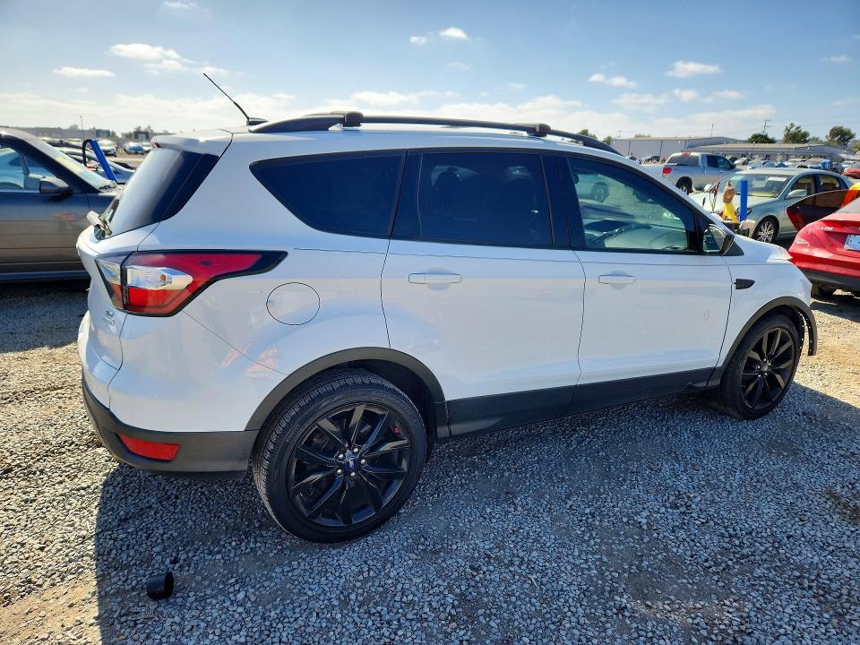 Photo 3 from auction – 2018 FORD ESCAPE with VIN 1FMCU0GD2JUC06789