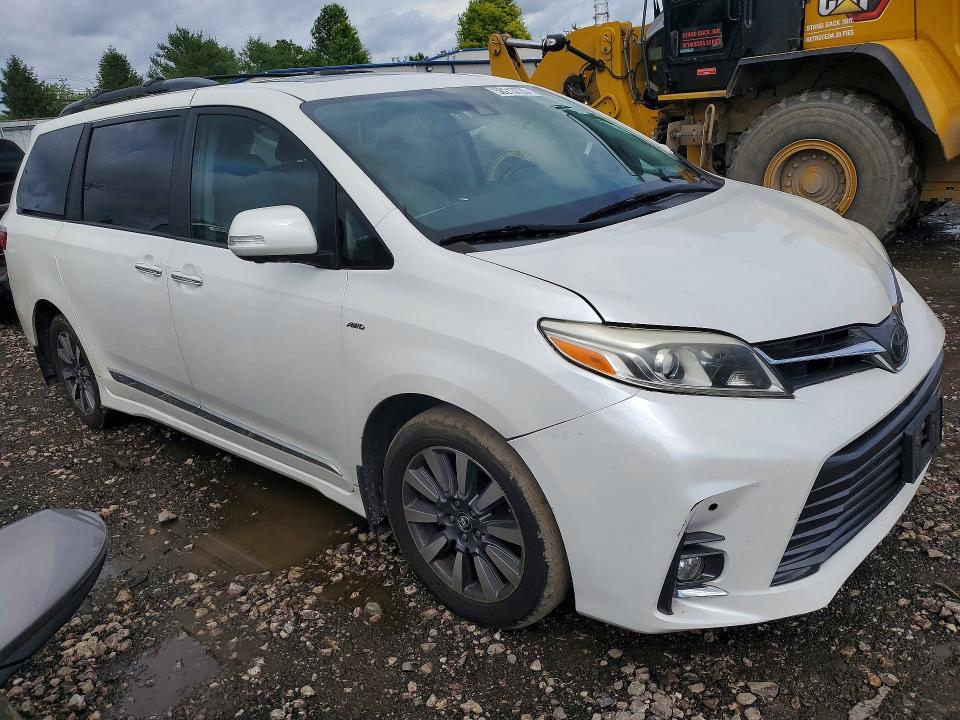 Photo 4 from auction – 2018 TOYOTA SIENNA with VIN 5TDDZ3DC5JS196612