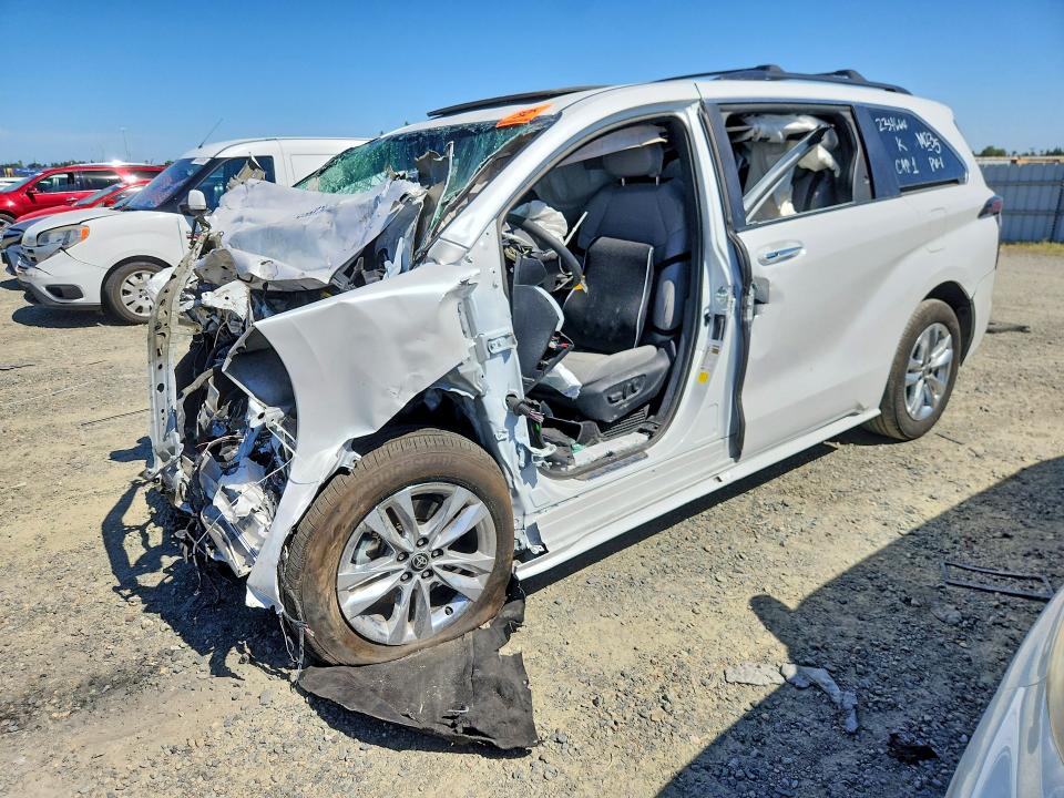 Photo 1 from auction – 2026 TOYOTA SIENA with VIN 5TDYSKFC7TS234664