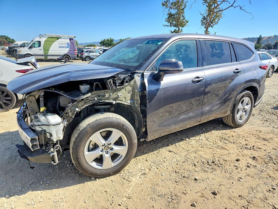 TOYOTA HIGHLANDER 2022 with VIN 5TDZZRAH5NS557657 - Photo from auction