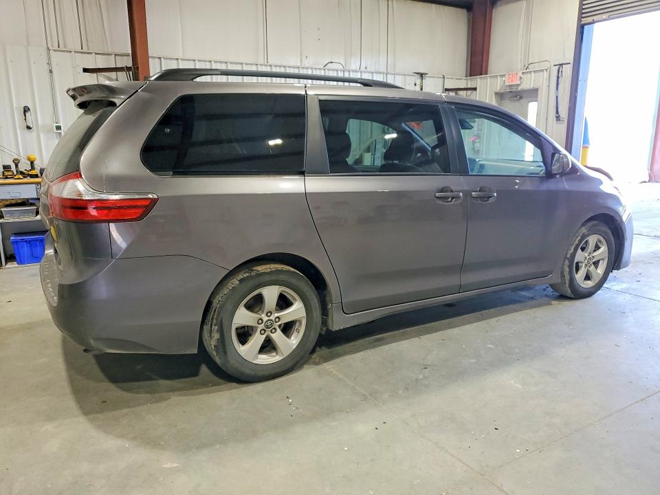 Photo 3 from auction – 2018 TOYOTA SIENNA with VIN 5TDKZ3DC9JS912516