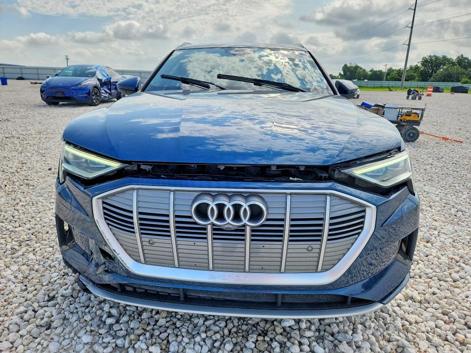 Photo 5 from auction – 2019 AUDI E-TRON with VIN WA1LAAGE1KB021698