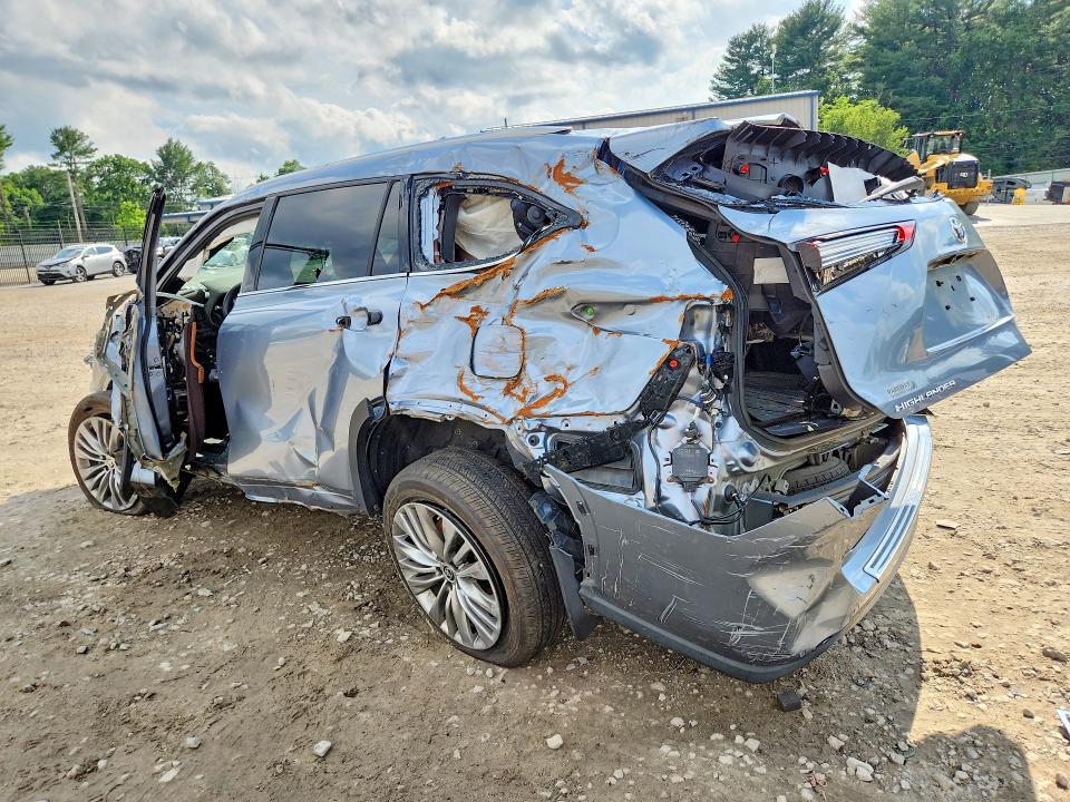 Photo 2 from auction – 2021 TOYOTA HIGHLANDER with VIN 5TDEBRCH9MS030011