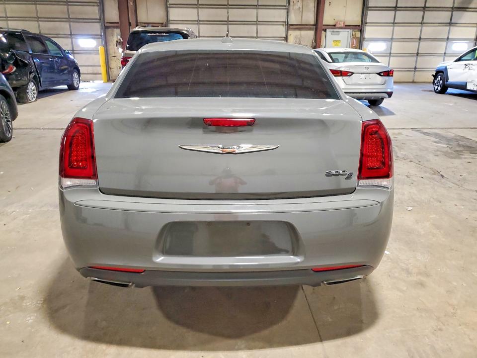 Photo 6 from auction – 2017 CHRYSLER 300 with VIN 2C3CCABG8HH614424