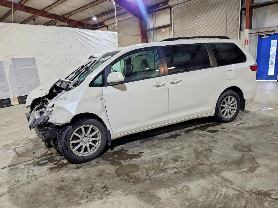 TOYOTA SIENNA 2017 with VIN 5TDDZ3DC1HS185648 - Photo from auction