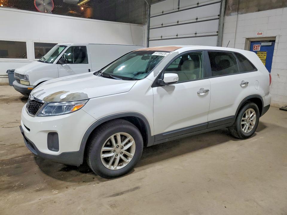KIA SORENTO 2015 with VIN 5XYKT3A62FG590077 - Photo from auction