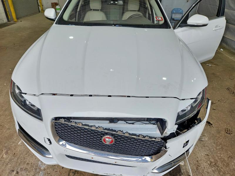 Photo 11 from auction – 2016 JAGUAR XF with VIN SAJBE4BV8GCY02669