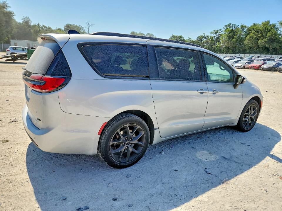 Photo 3 from auction – 2023 CHRYSLER PACIFICA with VIN 2C4RC3BG6PR528149