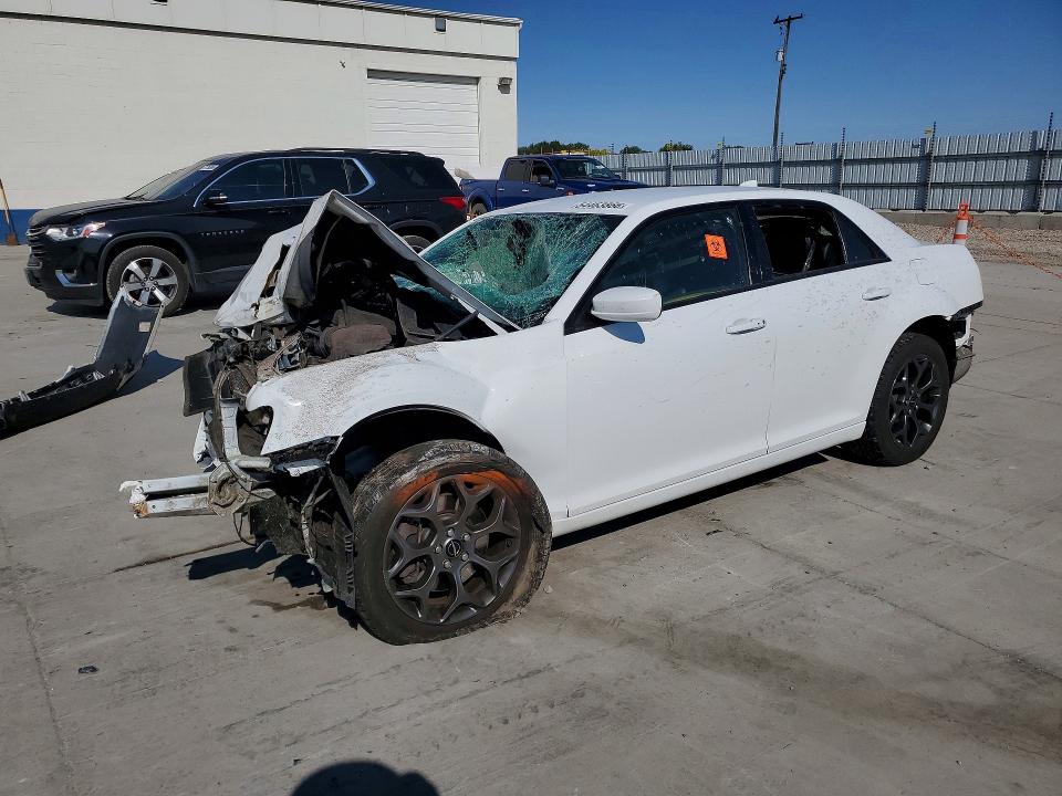 Снимка 1 от търг – 2018 CHRYSLER 300 с VIN 2C3CCAGG9JH267183