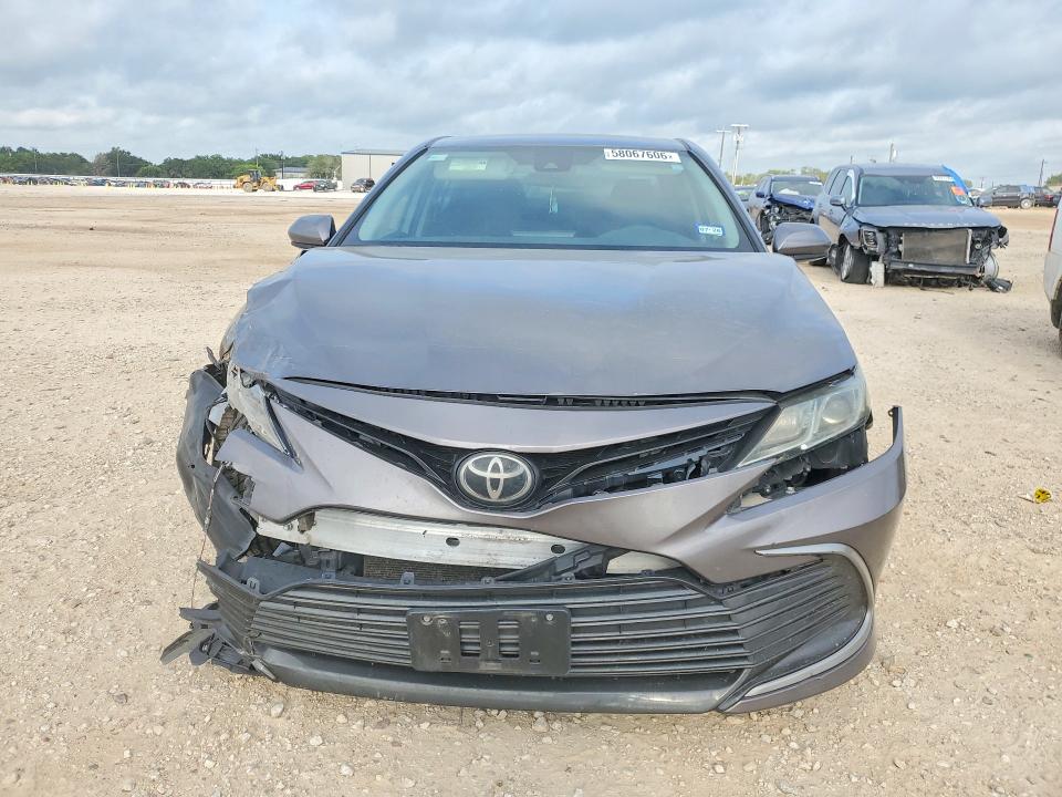 Photo 5 from auction – 2022 TOYOTA CAMRY with VIN 4T1C11AK7NU711920