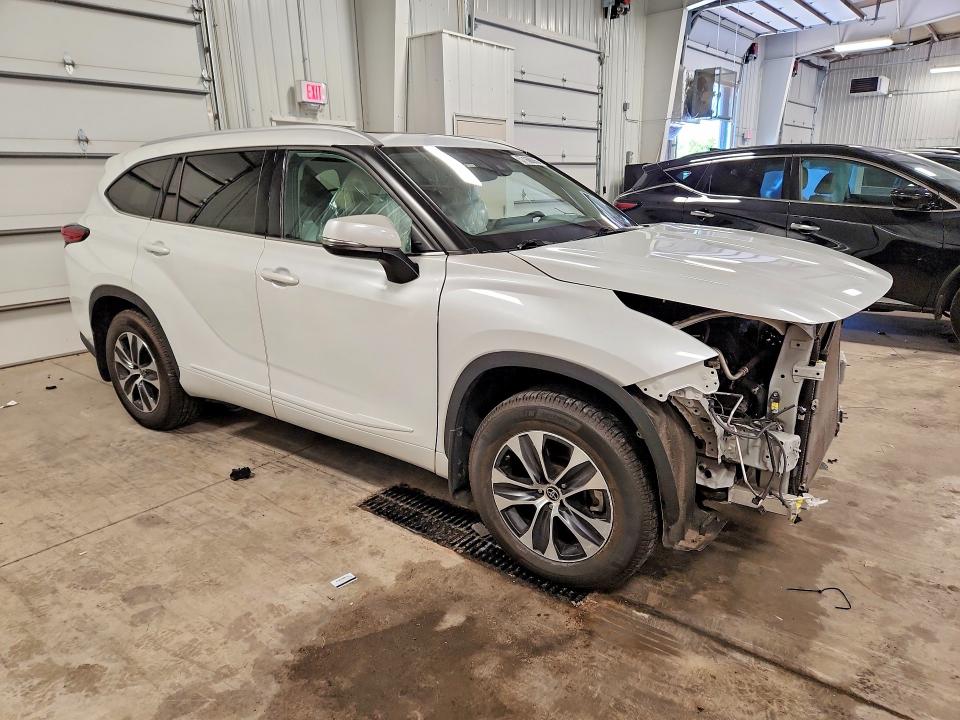 Photo 4 from auction – 2022 TOYOTA HIGHLANDER with VIN 5TDHZRBH8NS249683