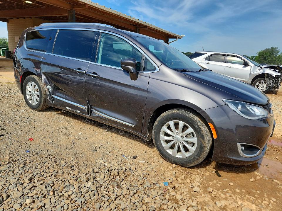 Photo 4 from auction – 2019 CHRYSLER PACIFICA with VIN 2C4RC1BG5KR668724