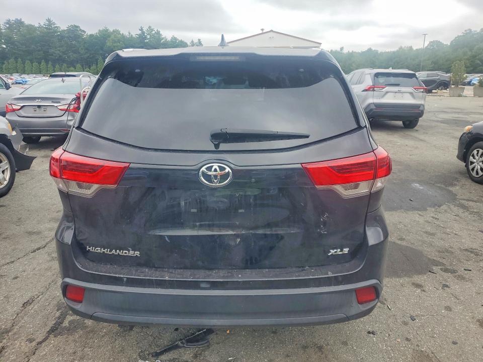 Photo 6 from auction – 2018 TOYOTA HIGHLANDER with VIN 5TDKZRFHXJS538705