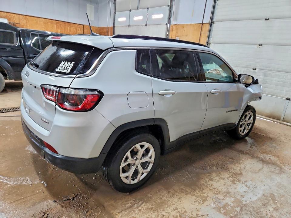 Photo 3 from auction – 2024 JEEP COMPASS with VIN 3C4NJDBN3RT118661