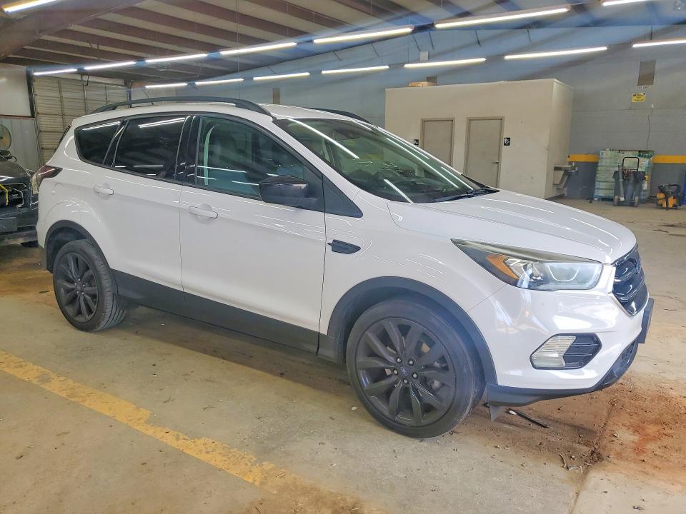 Photo 4 from auction – 2017 FORD ESCAPE with VIN 1FMCU0GD4HUA84172