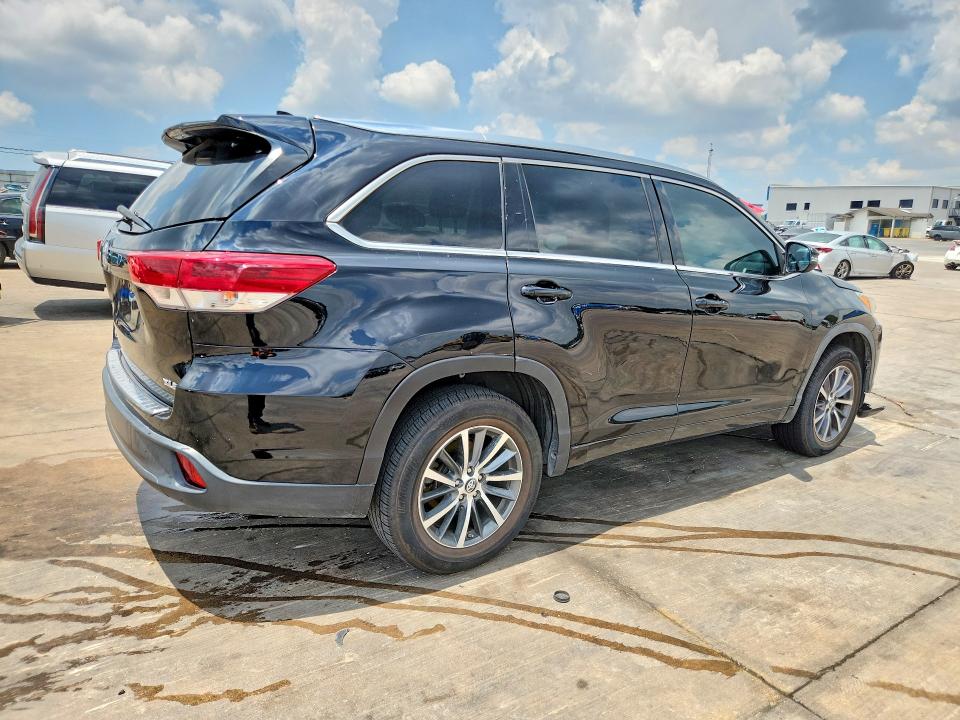 Foto 3 de la subasta – 2018 TOYOTA HIGHLANDER con VIN 5TDKZRFH8JS531980