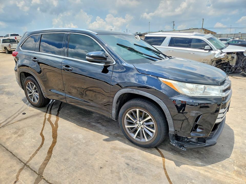 Foto 4 de la subasta – 2018 TOYOTA HIGHLANDER con VIN 5TDKZRFH8JS531980