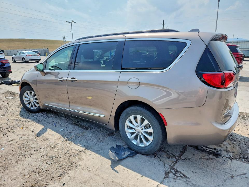 Photo 2 from auction – 2017 CHRYSLER PACIFICA with VIN 2C4RC1BG4HR660042