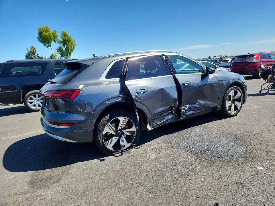 Zdjęcie 3 z aukcji – 2019 AUDI E-TRON z VIN WA1VAAGEXKB006688