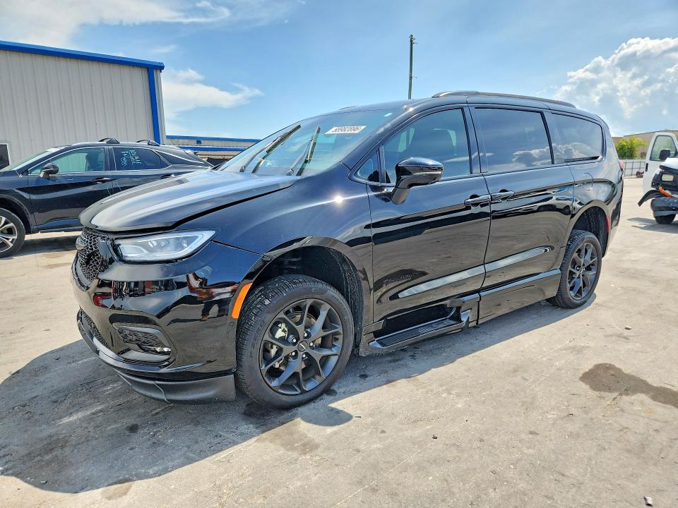 CHRYSLER PACIFICA 2024 with VIN 2C4RC1BG7RR173502 - Photo from auction