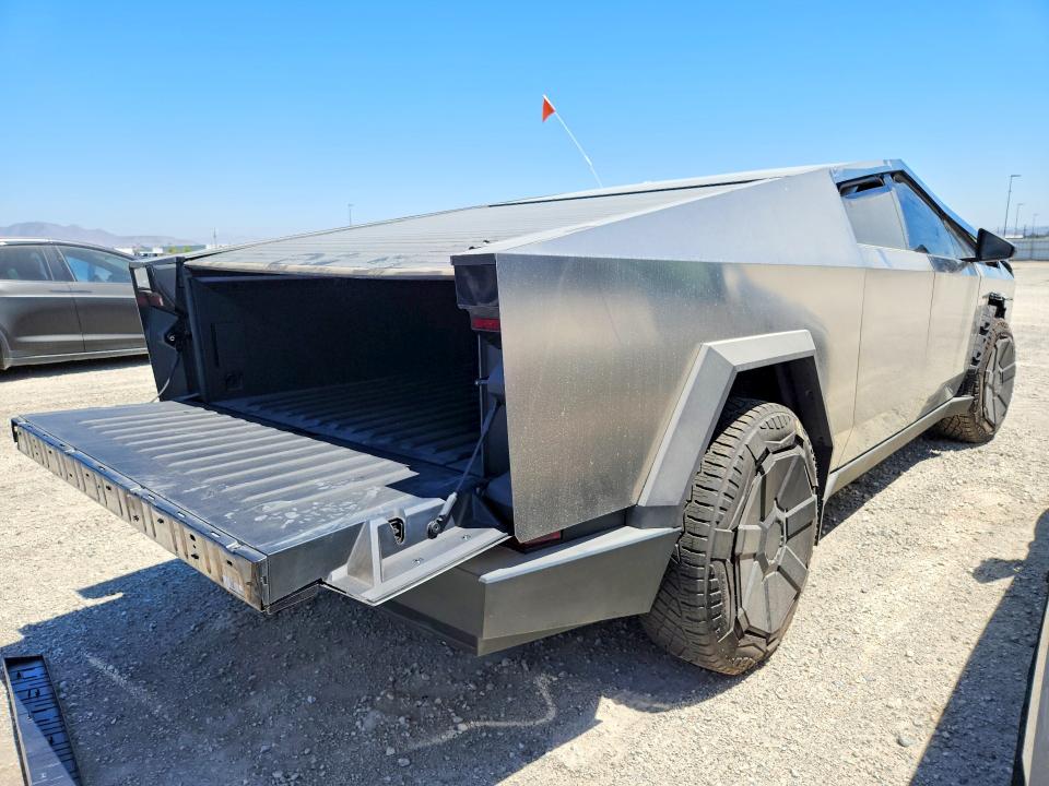 Photo 3 from auction – 2024 TESLA CYBERTRUCK with VIN 7G2CEHED6RA024370