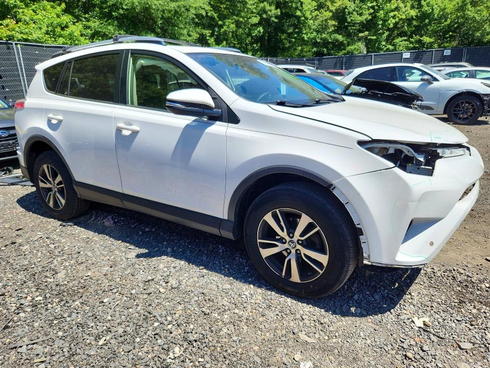 Photo 4 from auction – 2018 TOYOTA RAV4 with VIN JTMRFREV2JJ739087