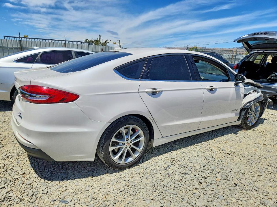 Photo 3 from auction – 2019 FORD FUSION with VIN 3FA6P0LU1KR136022