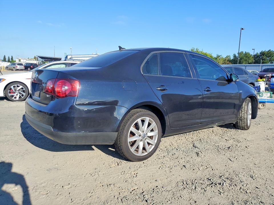 Photo 3 from auction – 2010 VOLKSWAGEN JETTA with VIN 3VWRA7AJXAM046418