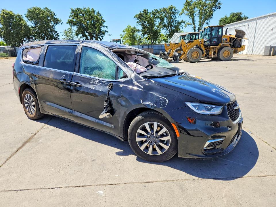 Photo 4 from auction – 2024 CHRYSLER PACIFICA with VIN 2C4RC1S74RR156995