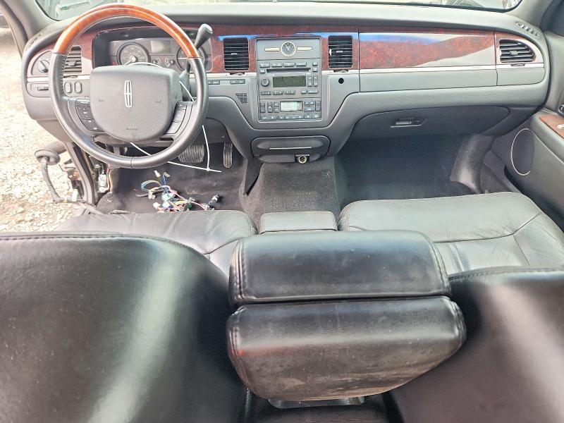 Photo 8 from auction – 2010 LINCOLN TOWN CAR with VIN 2LNBL8CV2AX613239
