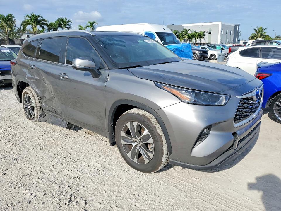 Photo 4 from auction – 2025 TOYOTA HIGHLANDER with VIN 5TDKDRAH1SS558204