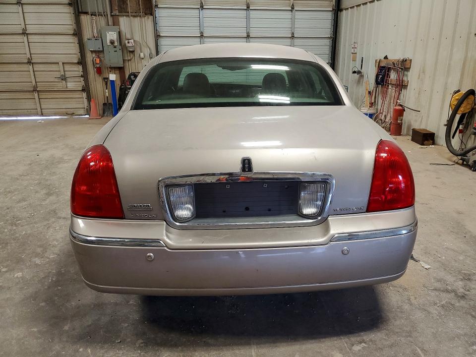 Photo 6 from auction – 2003 LINCOLN TOWN CAR with VIN 1LNHM82W53Y628676