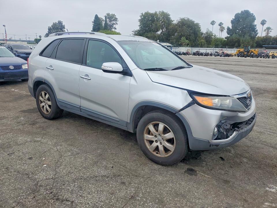 Photo 4 from auction – 2013 KIA SORENTO with VIN 5XYKT3A64DG313301