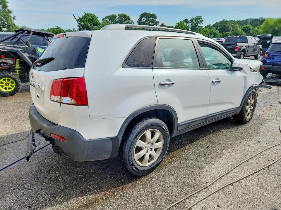Photo 3 from auction – 2013 KIA SORENTO with VIN 5XYKT3A68DG337195
