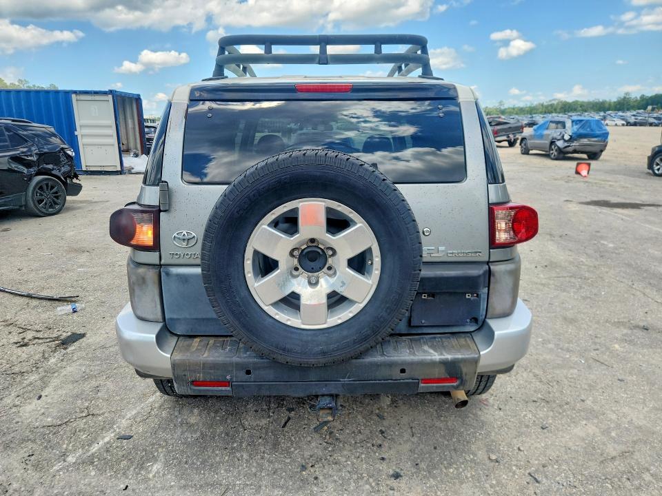 Photo 6 from auction – 2010 TOYOTA FJ CRUISER with VIN JTEZU4BF4AK008656