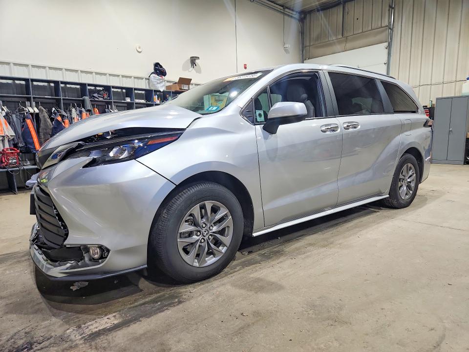 TOYOTA SIENNA 2025 with VIN 5TDYSKFC8SS161559 - Photo from auction