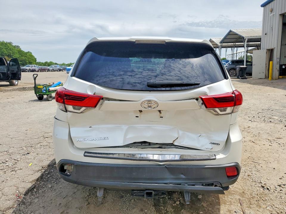 Фото 6 с аукциона – 2018 TOYOTA HIGHLANDER с VIN 5TDBZRFH9JS834119