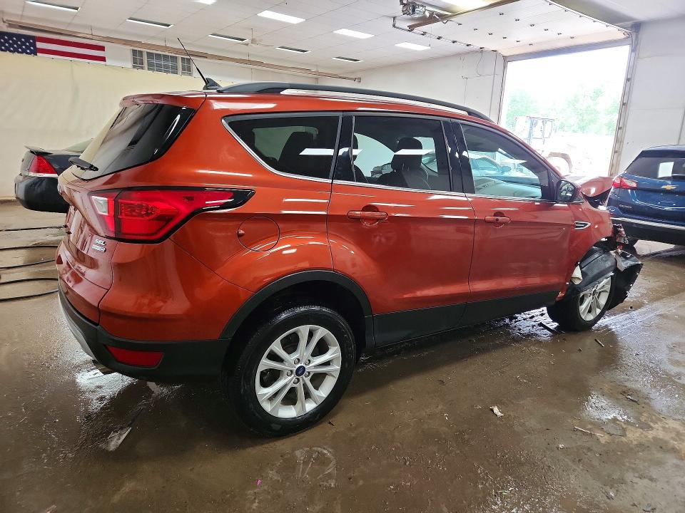 Photo 3 from auction – 2019 FORD ESCAPE with VIN 1FMCU9HD2KUC36539