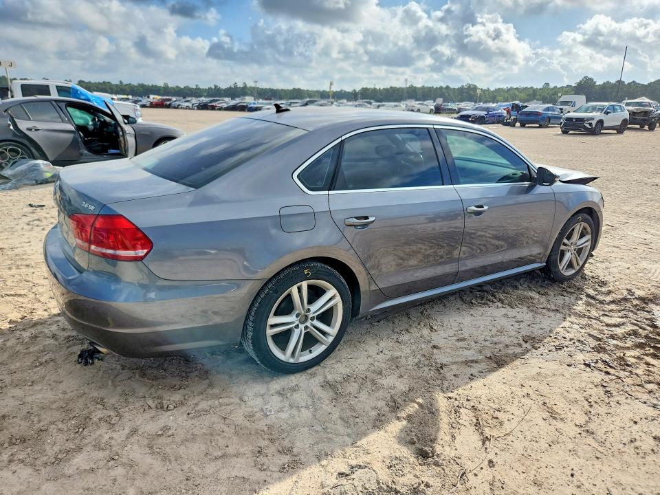 Zdjęcie 3 z aukcji – 2012 VOLKSWAGEN PASSAT z VIN 1VWBM7A32CC047223